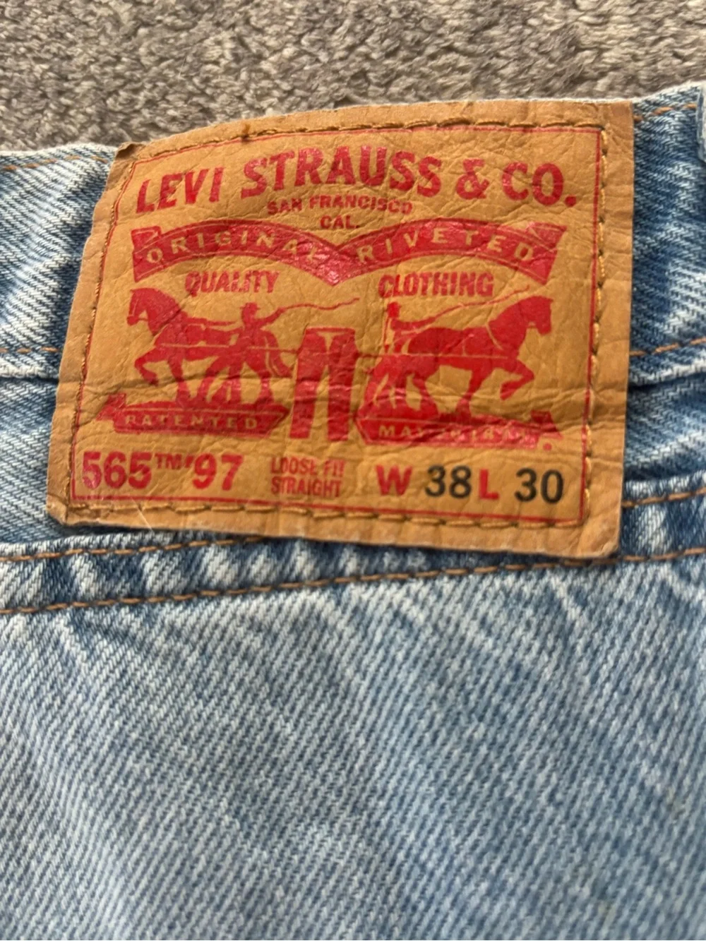 NWT Men's Levi's 565 Loose Straight Jeans 38X30